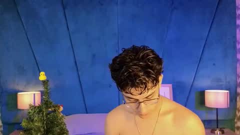 Aaron Ezequiel online show from December 4, 11:59 pm