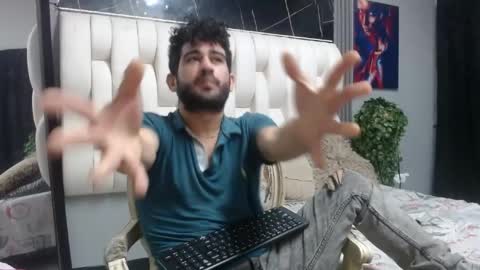aaron_jones_1 online show from May 15, 6:33 am
