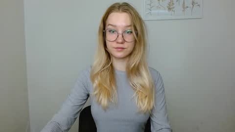 Snapshot of abbymoore__ chatting on September 25, 10:33 am Abby Lovense is active online show from September 25, 10:33 am