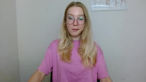 Snapshot of abbymoore__ chatting on September 16, 9:01 am Abby Lovense is active online show from September 16, 9:01 am