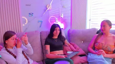 abella_as_ online show from March 25, 2:13 pm