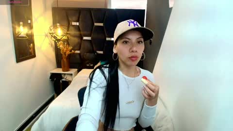 Abril Fox online show from May 7, 9:10 pm