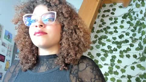 Snapshot of ada_gales_ chatting on December 5, 3:09 am  Isa  online show from December 5, 3:09 am