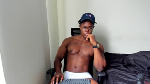 Snapshot of adonisknigh chatting on February 5, 10:01 pm Adonis Knight online show from February 5, 10:01 pm