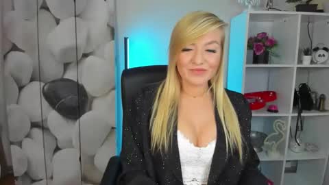 AdrenalinLaura online show from November 17, 6:27 am