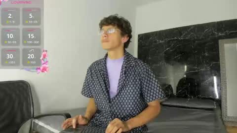 Adrian W  online show from May 31, 4:00 am
