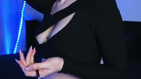 Aelia online show from April 6, 5:25 pm