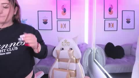 Snapshot of agatha_luxx chatting on October 13, 12:29 pm Agatha  online show from October 13, 12:29 pm