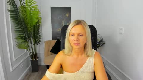 Snapshot of agathaklouin chatting on October 2, 7:12 pm Agatha online show from October 2, 7:12 pm