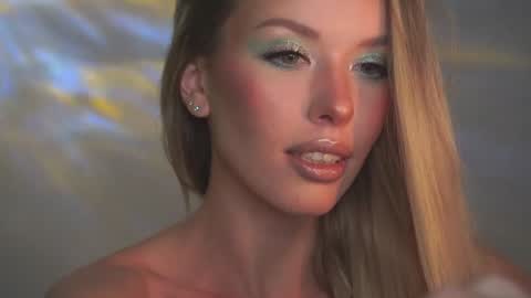 Snapshot of agent_blonde chatting on October 18, 6:45 pm May online show from October 18, 6:45 pm