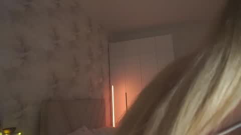 Snapshot of agent_blonde chatting on October 10, 10:25 pm May online show from October 10, 10:25 pm
