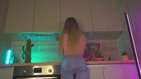 Snapshot of agent_blonde chatting on October 20, 8:03 pm May online show from October 20, 8:03 pm