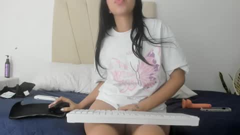 Snapshot of ainoa_pink chatting on October 2, 8:51 pm Ainoa online show from October 2, 8:51 pm