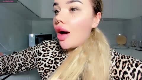 Snapshot of aira_vi chatting on December 4, 11:08 pm Aira online show from December 4, 11:08 pm