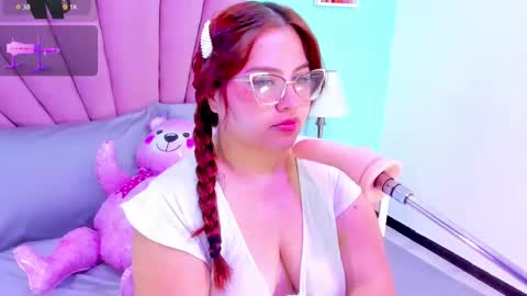 Snapshot of alana_glasses chatting on September 30, 12:04 pm Alana online show from September 30, 12:04 pm