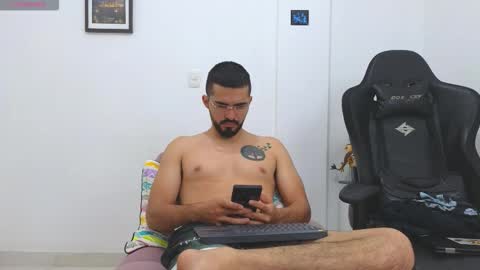 alejandroo_7 online show from February 3, 6:45 pm