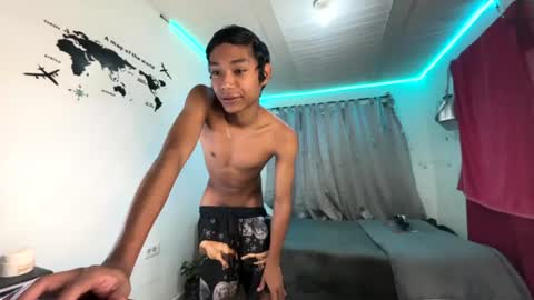 alejo_cute online show from June 30, 1:43 pm