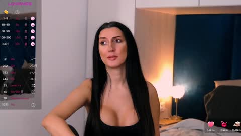 Snapshot of alexa_clarks chatting on December 4, 7:17 pm Alexa online show from December 4, 7:17 pm