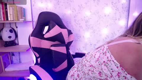 alexaavandercloude online show from May 4, 8:37 pm