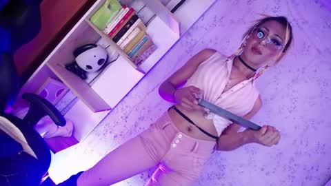 alexaavandercloude online show from April 14, 8:12 pm