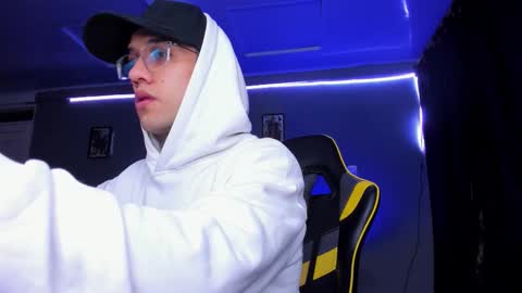 alexgiraldo__ online show from October 30, 10:16 am