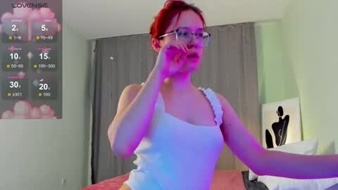 Snapshot of alice_miiiller chatting on March 6, 4:28 pm Alice online show from March 6, 4:28 pm