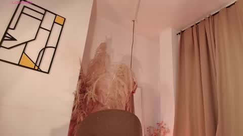 Snapshot of aliceblaker_ chatting on October 18, 4:38 am aliceblaker_ online show from October 18, 4:38 am