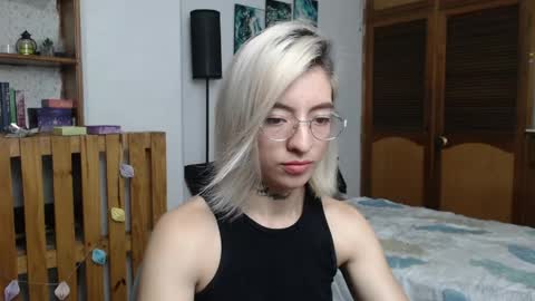 alicee_logan_ online show from May 11, 1:56 am