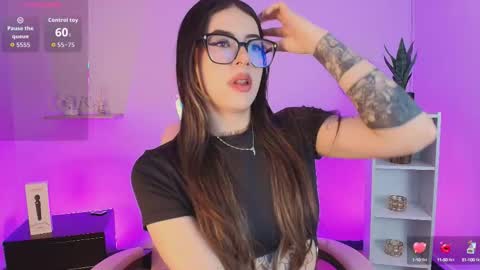 Snapshot of alicee_vixen chatting on October 2, 12:59 pm Alice online show from October 2, 12:59 pm