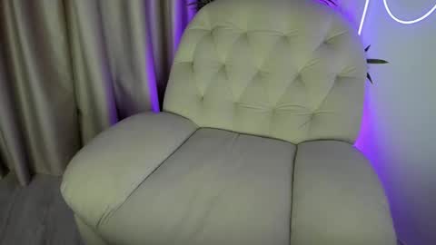 AliceLevine online show from November 18, 5:21 am