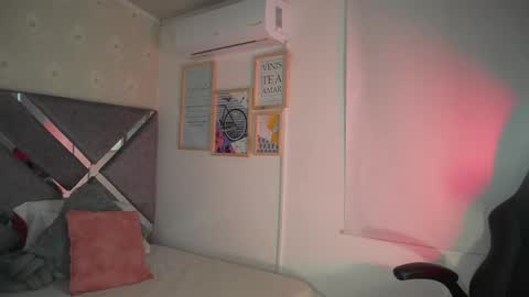alinnajohnson online show from May 12, 4:05 pm