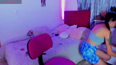 alissesallie_ online show from July 13, 1:20 am