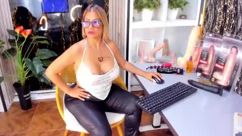 Snapshot of alixlong chatting on February 27, 4:35 am Alix online show from February 27, 4:35 am