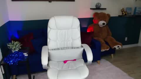 Snapshot of allison_hill19 chatting on September 24, 5:09 pm Alli online show from September 24, 5:09 pm