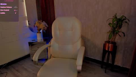 Snapshot of allison_owensx chatting on October 18, 1:37 pm allison_owensx online show from October 18, 1:37 pm
