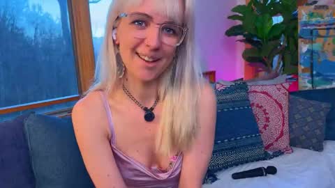 Ally Elliot online show from December 3, 1:34 pm