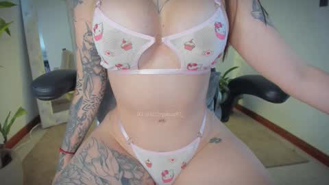 Kelly  online show from November 5, 1:02 pm