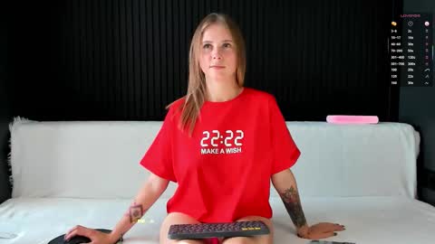 Snapshot of alyona_24 chatting on September 22, 1:04 pm Alena online show from September 22, 1:04 pm