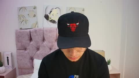 Snapshot of amadeo_wild chatting on February 6, 12:15 pm Amadeo Wild online show from February 6, 12:15 pm