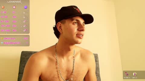 Snapshot of amadeo_wild chatting on December 4, 5:05 pm Amadeo Wild online show from December 4, 5:05 pm