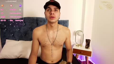 Snapshot of amadeo_wild chatting on December 6, 2:18 am Amadeo Wild online show from December 6, 2:18 am