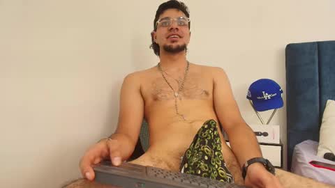 Snapshot of amadeo_wild chatting on March 9, 5:28 pm Amadeo Wild online show from March 9, 5:28 pm