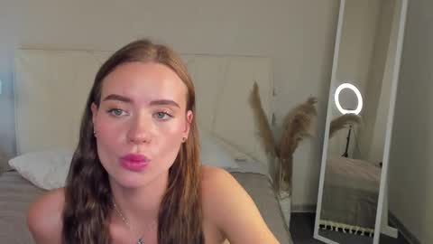 Snapshot of ameli_povilainn chatting on September 18, 10:41 am Ameli online show from September 18, 10:41 am