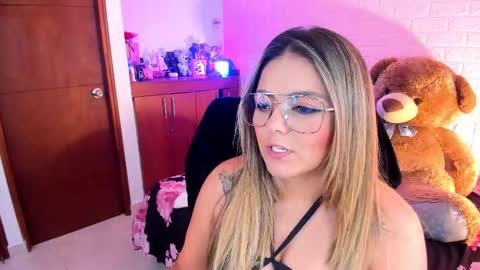 Snapshot of ameliamedina chatting on September 27, 7:17 am I am Ame Nice to meet you online show from September 27, 7:17 am