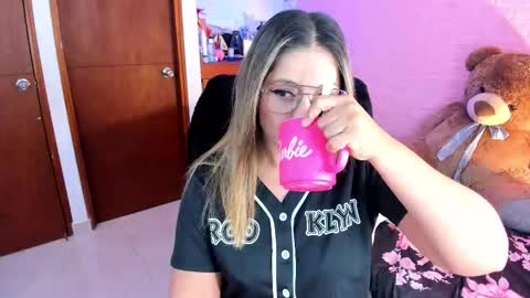 Snapshot of ameliamedina chatting on October 20, 4:17 am I am Ame Nice to meet you online show from October 20, 4:17 am