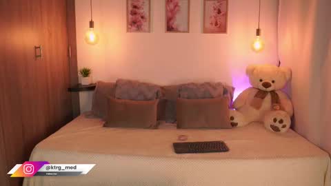 Snapshot of amelie_gonzalez chatting on September 27, 9:01 pm online show from September 27, 9:01 pm