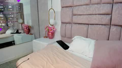 Snapshot of amina_westt chatting on October 15, 8:48 am Amina online show from October 15, 8:48 am