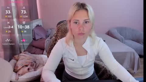 Snapshot of amymilson chatting on October 20, 10:31 am amymilson online show from October 20, 10:31 am