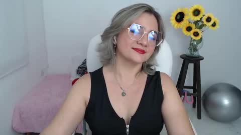 Snapshot of ana_hotmilf chatting on September 23, 10:38 pm Ana online show from September 23, 10:38 pm