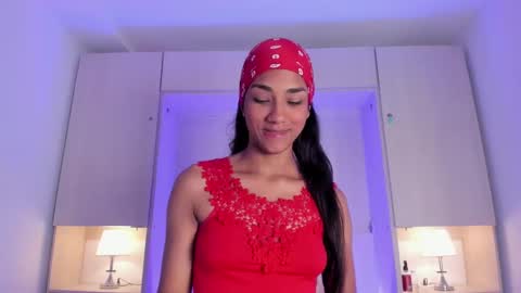 anaacollins_ online show from December 19, 11:38 am